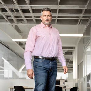 J. Crew 100% cotton men's dress shirt in checked pink. (L)